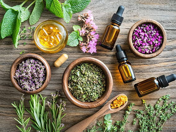 Pflanzliche Heilmittel Naturheilkunde Ätherische Öle Kapseln und getrocknete Kräuter